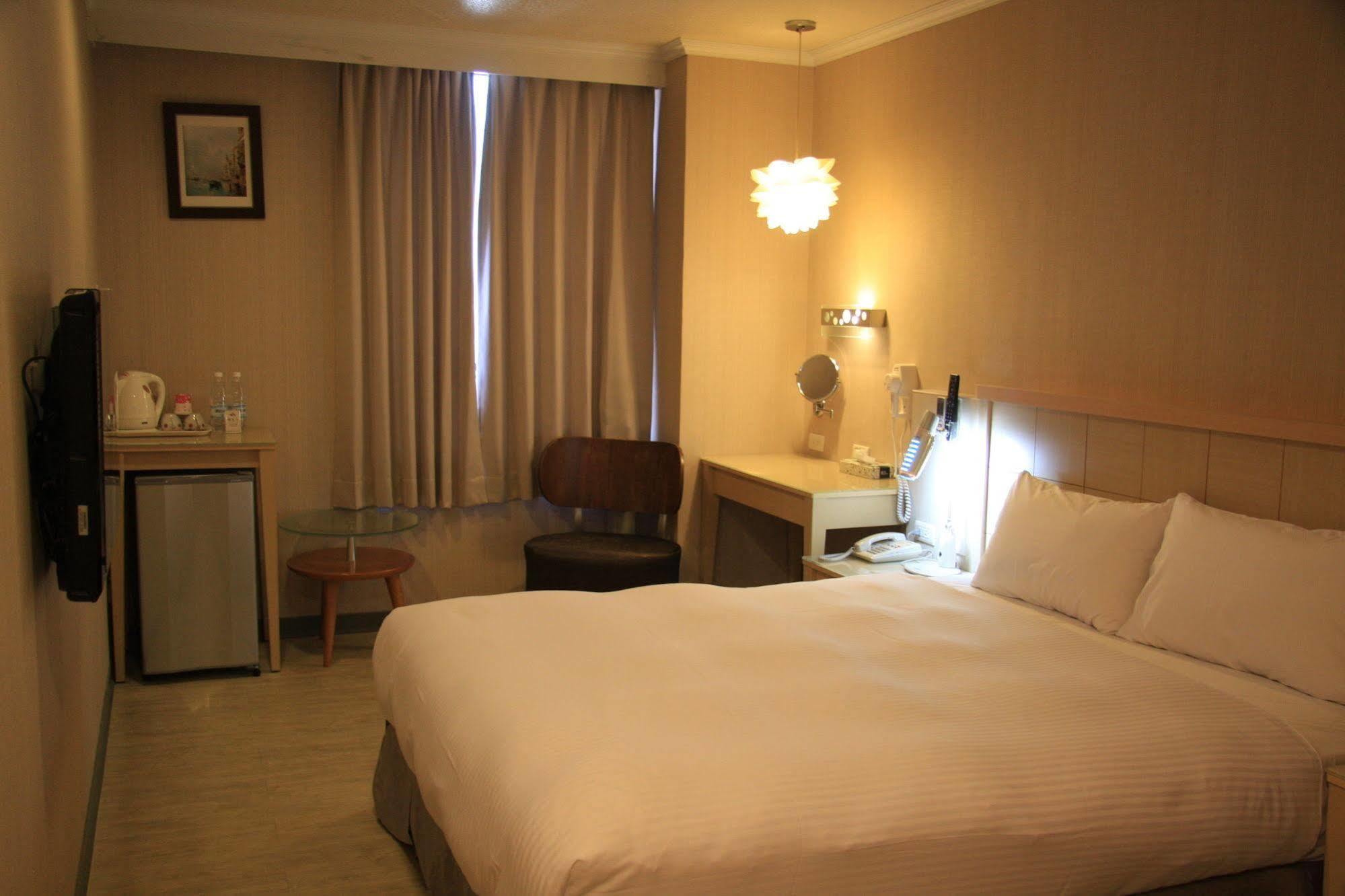 จัสต์ เอ็นจอย บิสซิเนส โฮเต็ล Hotel ไถหนาน ภายนอก รูปภาพ